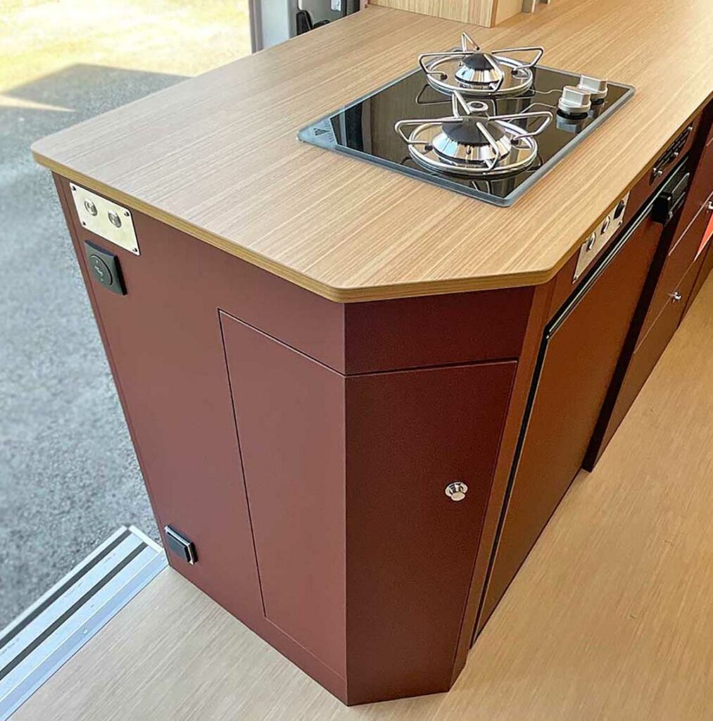 cuisine fourgon aménagé sur-mesure, atelier a contre van, peugeot boxer L3H3 ducato jumper