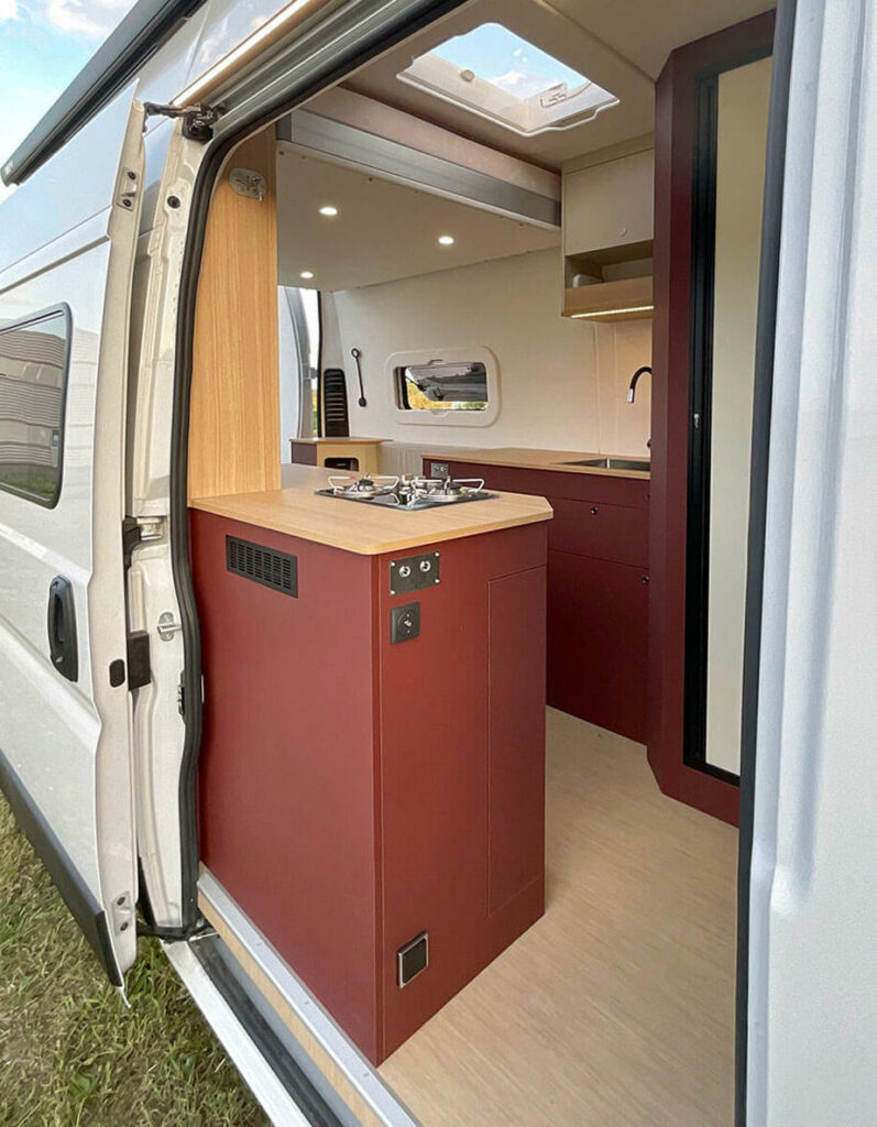 cuisine fourgon aménagé sur-mesure, atelier a contre van, peugeot boxer L3H3 ducato jumper