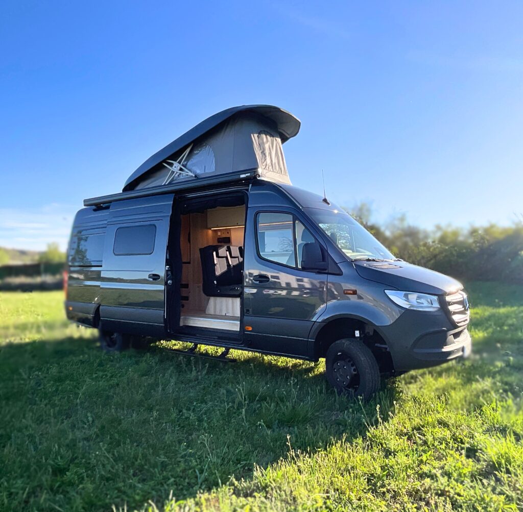 Fourgon aménagé Mercedes Sprinter 4x4 L3h2 sur-mesure pour 5