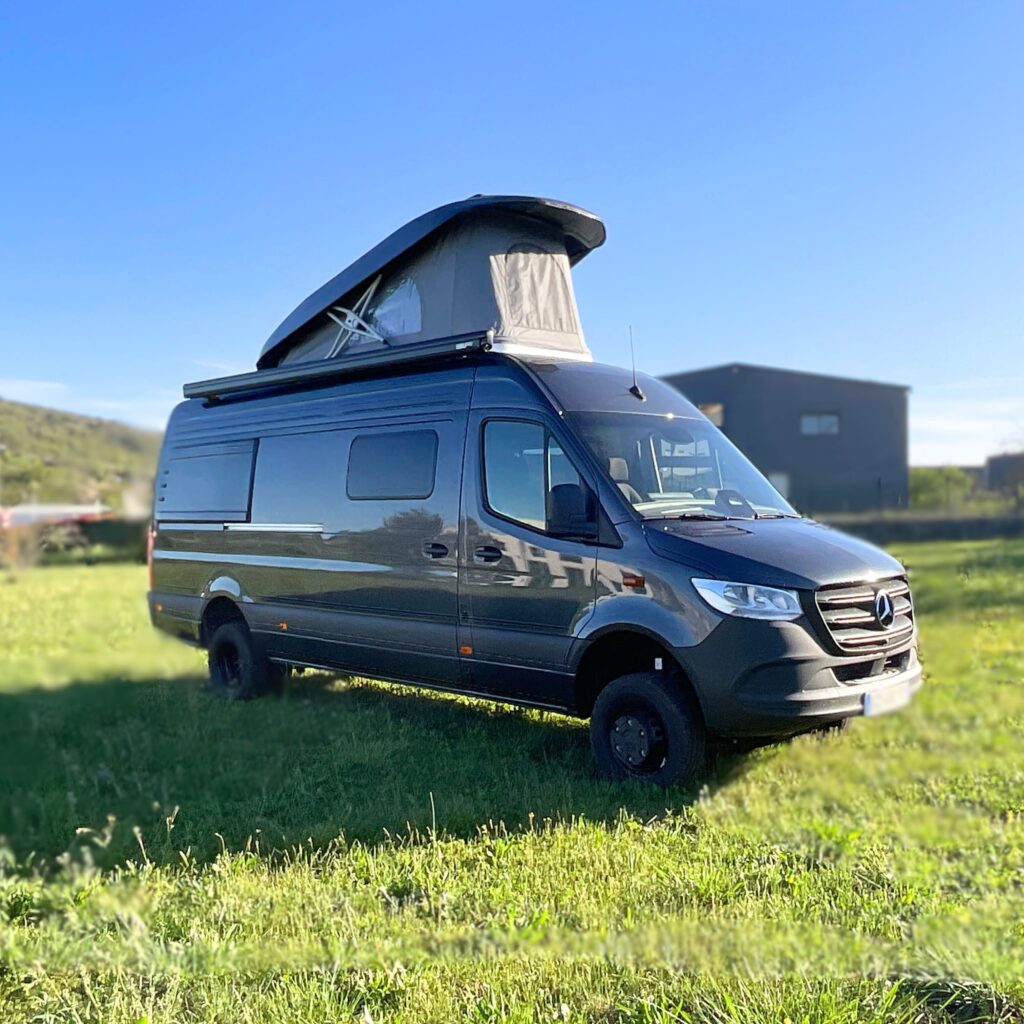 Fourgon aménagé Mercedes Sprinter 4x4 L3h2 sur-mesure pour 5