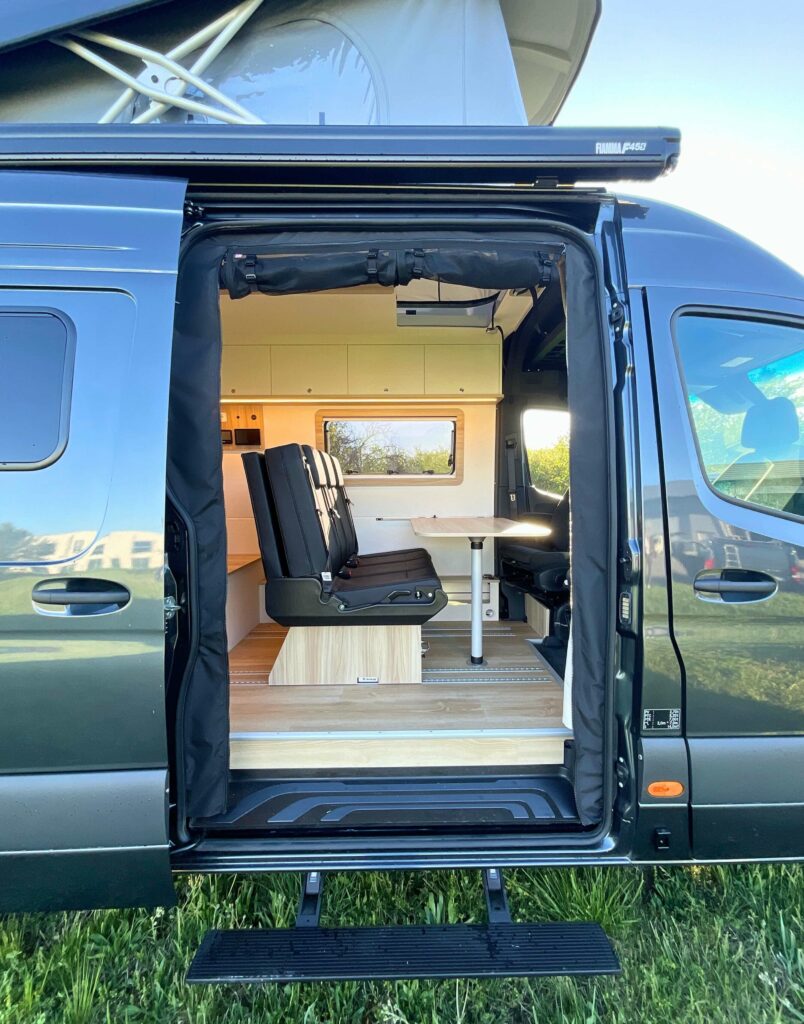 Fourgon aménagé Mercedes Sprinter 4x4 L3h2 sur-mesure pour 5
