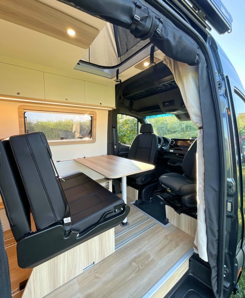 Fourgon aménagé Mercedes Sprinter 4x4 L3h2 sur-mesure pour 5