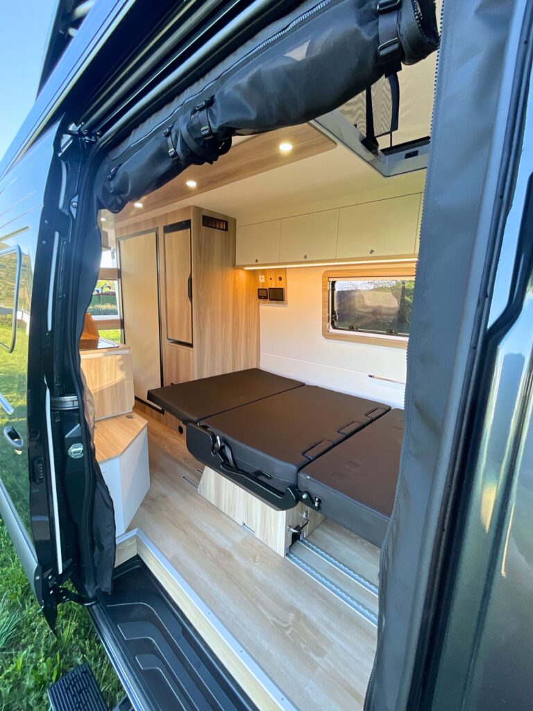 Fourgon aménagé Mercedes Sprinter 4x4 L3h2 sur-mesure pour 5