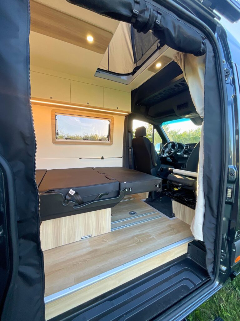 Fourgon aménagé Mercedes Sprinter 4x4 L3h2 sur-mesure pour 5