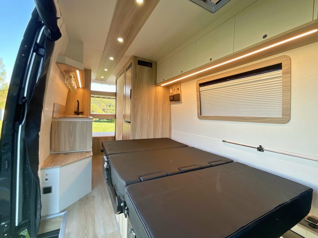 Fourgon aménagé Mercedes Sprinter 4x4 L3h2 sur-mesure pour 5