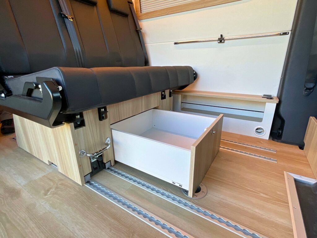 Fourgon aménagé Mercedes Sprinter 4x4 L3h2 sur-mesure pour 5