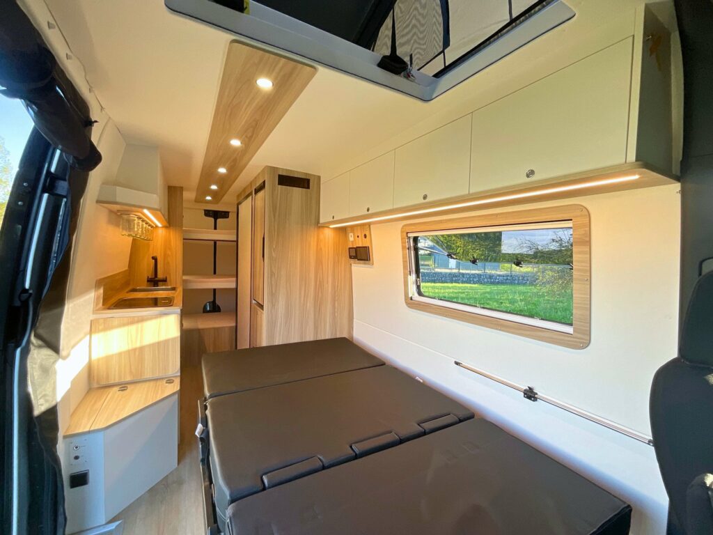 Fourgon aménagé Mercedes Sprinter 4x4 L3h2 sur-mesure pour 5