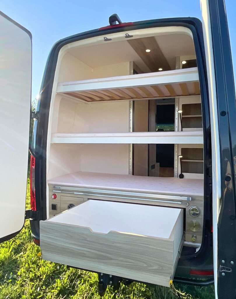 Fourgon aménagé Mercedes Sprinter 4x4 L3h2 sur-mesure pour 5