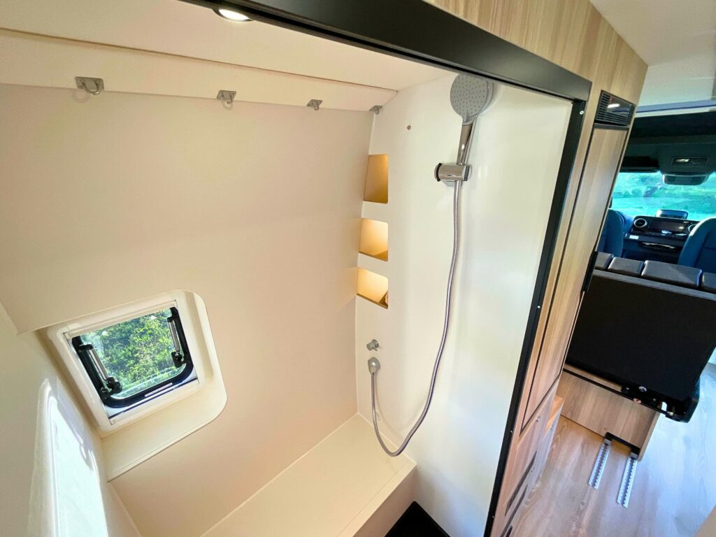 Fourgon aménagé Mercedes Sprinter 4x4 L3h2 sur-mesure pour 5