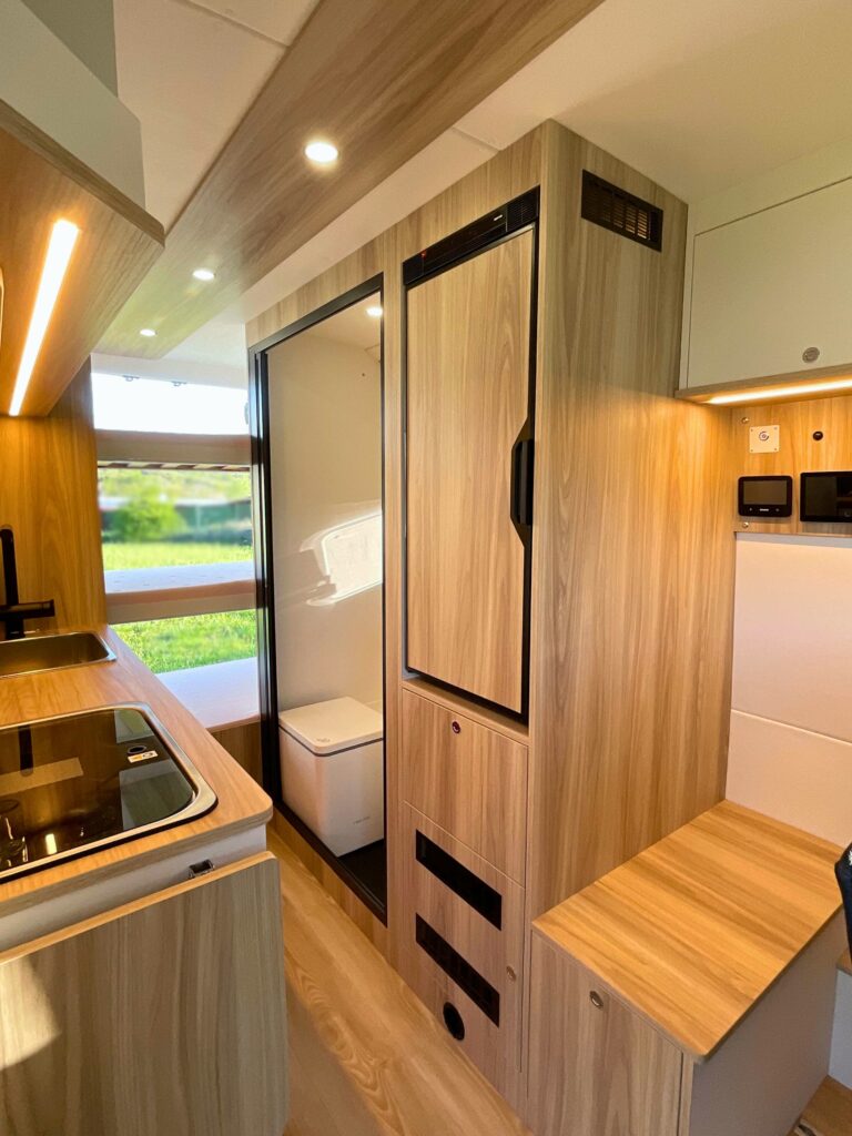 Fourgon aménagé Mercedes Sprinter 4x4 L3h2 sur-mesure pour 5