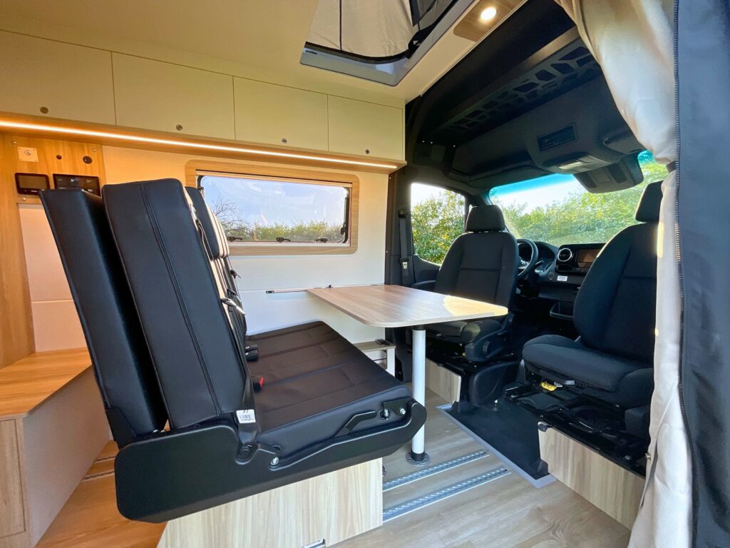 Fourgon aménagé Mercedes Sprinter 4x4 L3h2 sur-mesure pour 5