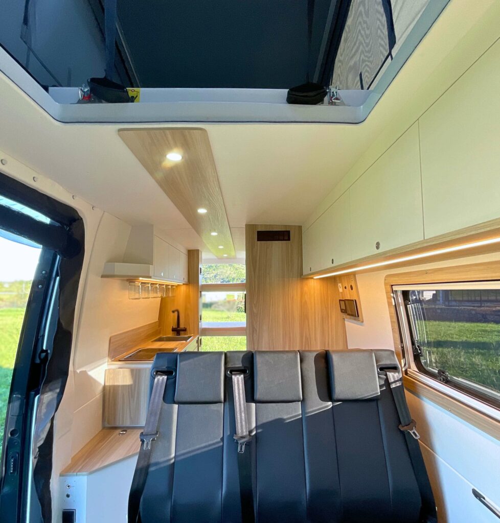 Fourgon aménagé Mercedes Sprinter 4x4 L3h2 sur-mesure pour 5