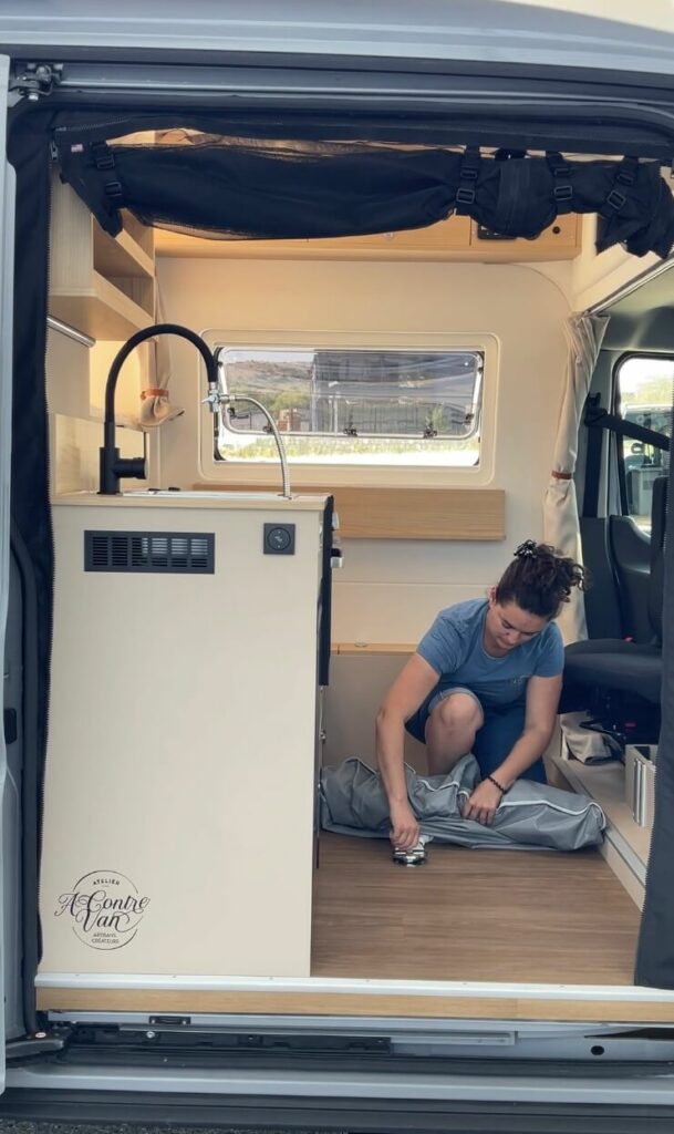 Fourgon aménagé sur-mesure Ford Transit 2T atelier à contre van pour sportif, cabine de douche souple amovible