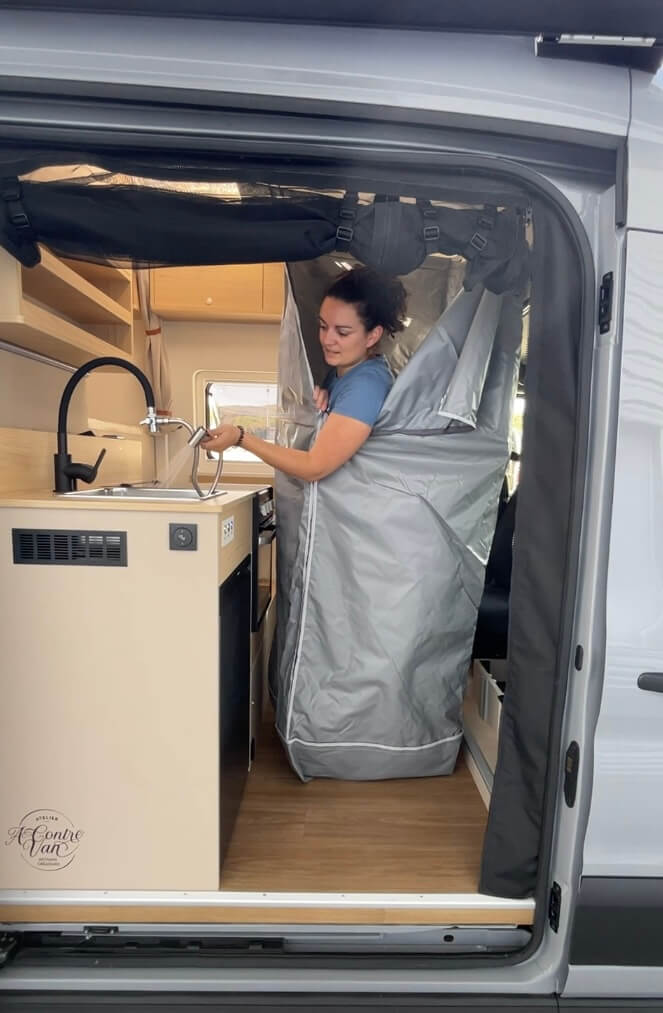 Fourgon aménagé sur-mesure Ford Transit 2T atelier à contre van pour sportif, cabine de douche souple amovible
