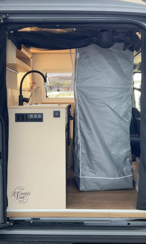 Fourgon aménagé sur-mesure Ford Transit 2T atelier à contre van pour sportif, cabine de douche souple amovible