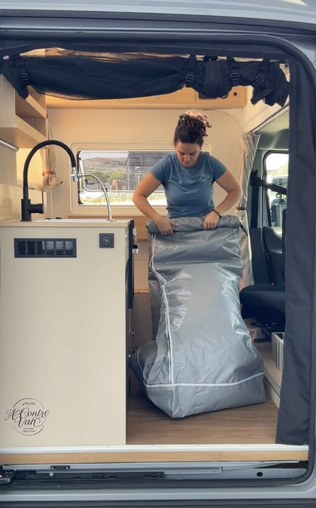 Fourgon aménagé sur-mesure Ford Transit 2T atelier à contre van pour sportif, cabine de douche souple amovible