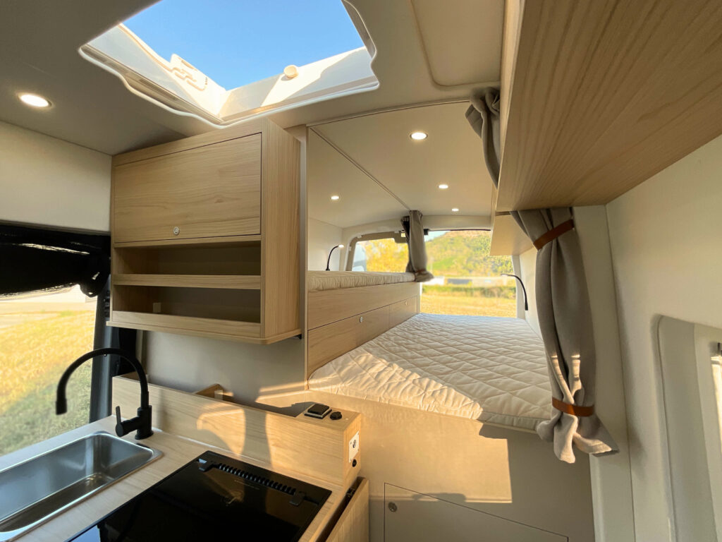 Fourgon aménagé sur-mesure Ford Transit 2T atelier à contre van, lits jumeaux, grande soute arrière