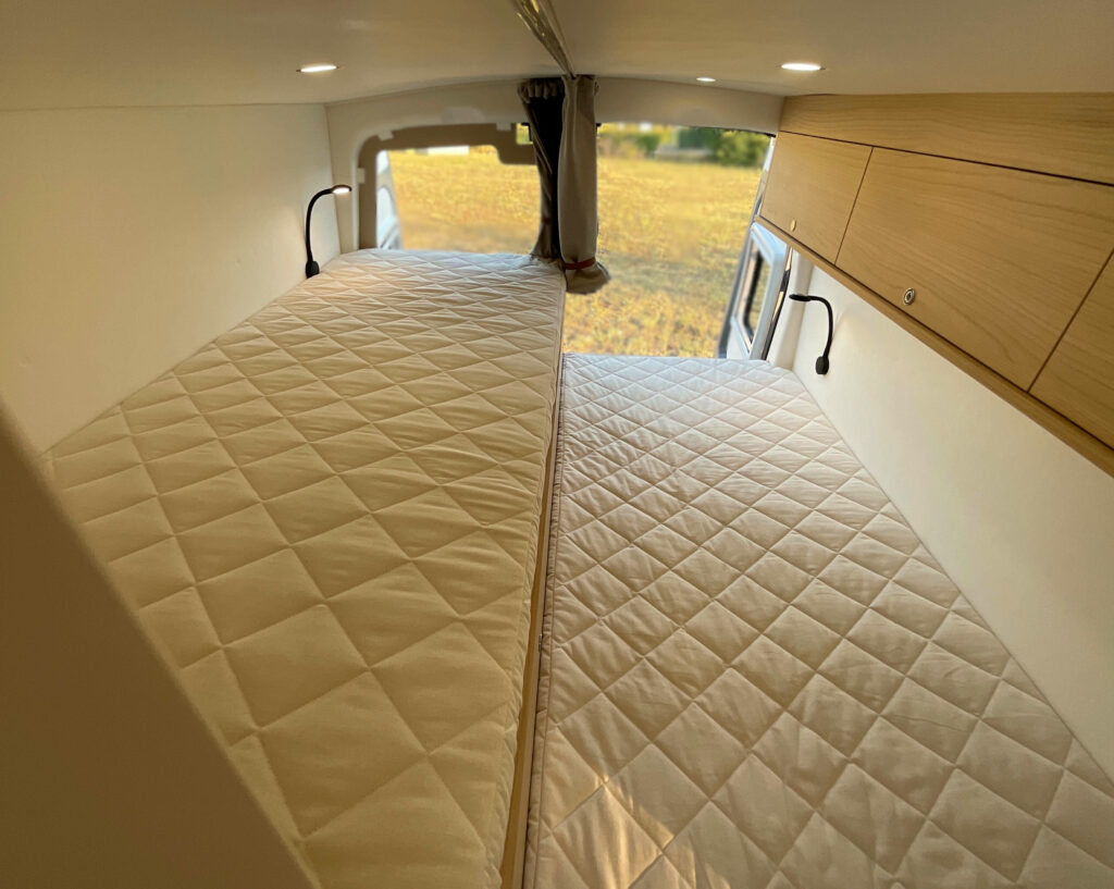 Fourgon aménagé sur-mesure Ford Transit 2T atelier à contre van lits jumeaux lits en long