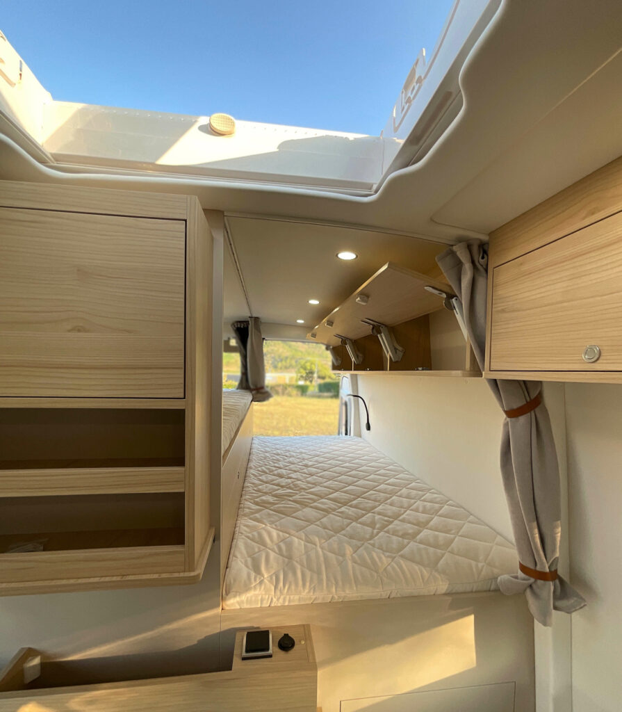 Fourgon aménagé sur-mesure Ford Transit 2T atelier à contre van lits jumeaux lits en long
