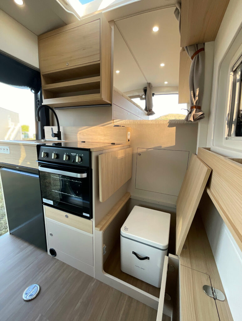 Fourgon aménagé sur-mesure Ford Transit 2T atelier à contre van pour sportif, wc sec toilettes sèches trelino