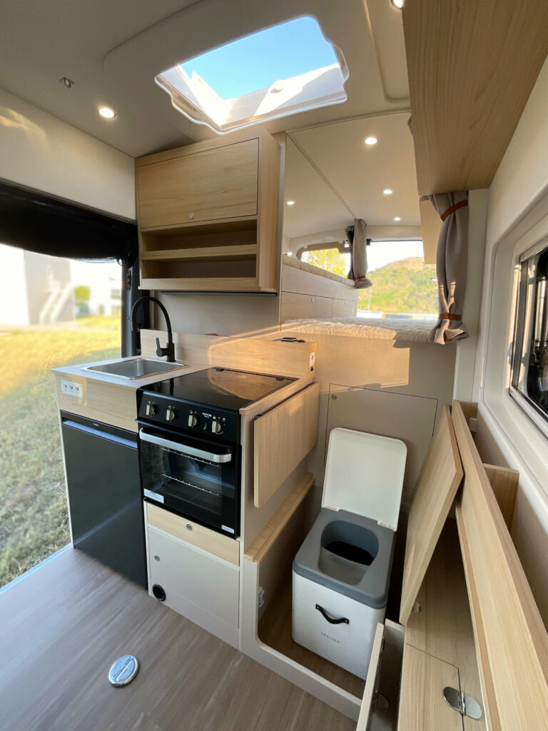 Fourgon aménagé sur-mesure Ford Transit 2T atelier à contre van pour sportif, wc sec toilettes sèches trelino