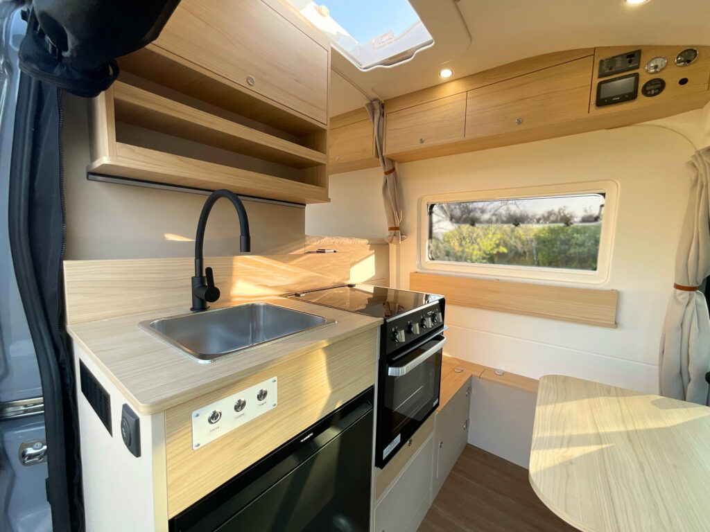 Fourgon aménagé sur-mesure Ford Transit 2T atelier à contre van pour sportif, activités outdoor plein air grande soute vélo
