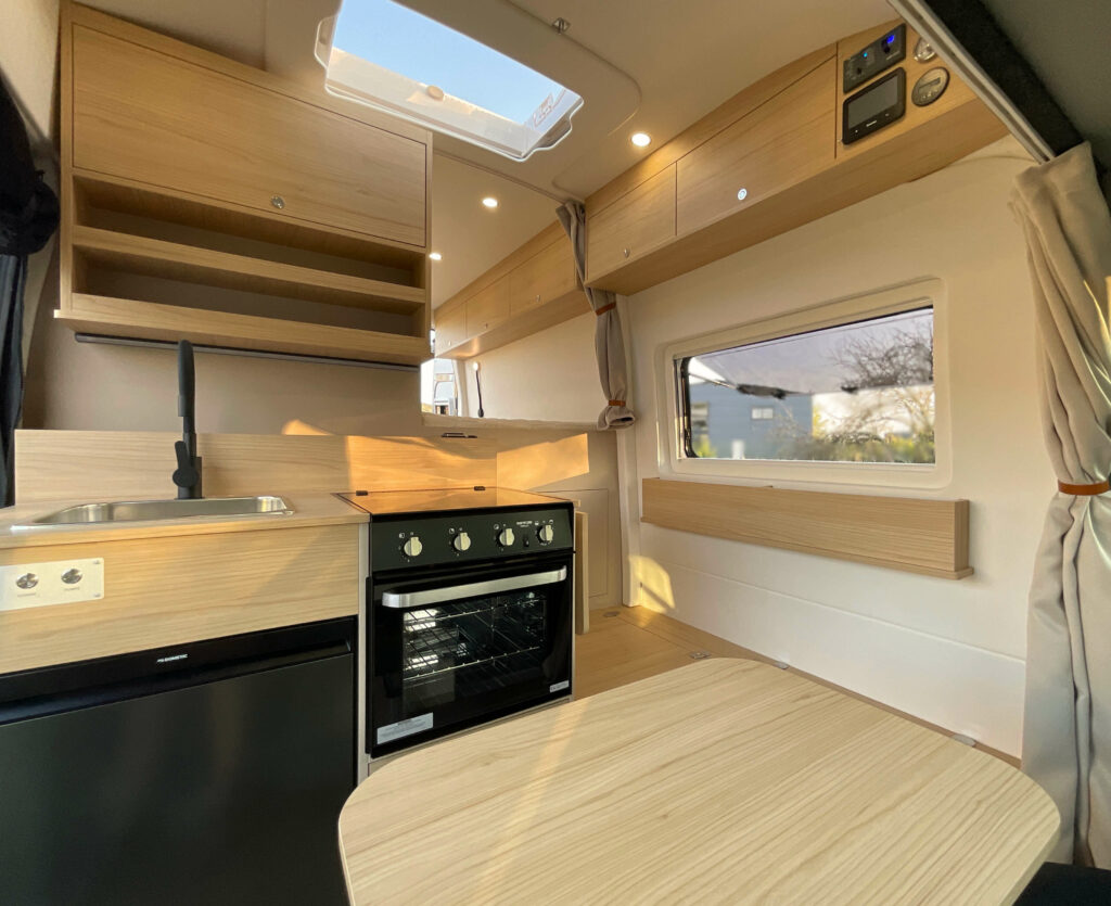 Fourgon aménagé sur-mesure Ford Transit 2T atelier à contre van pour sportif, activités outdoor plein air grande soute vélo