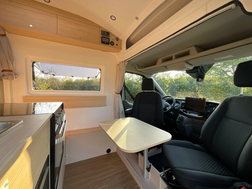 Fourgon aménagé sur-mesure Ford Transit 2T atelier à contre van pour sportif, activités outdoor plein air grande soute vélo
