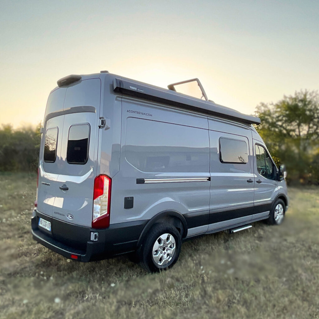 Fourgon aménagé sur-mesure Ford Transit 2T atelier à contre van