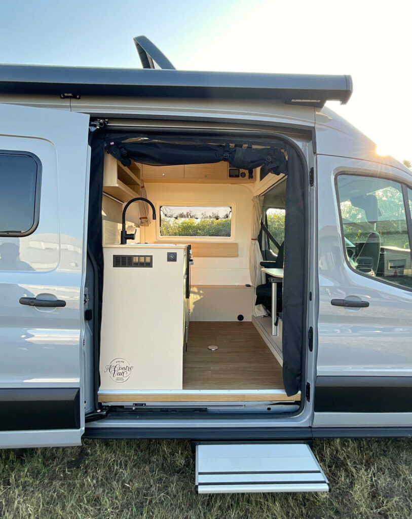 Fourgon aménagé sur-mesure Ford Transit 2T atelier à contre van pour sportif, activités outdoor plein air