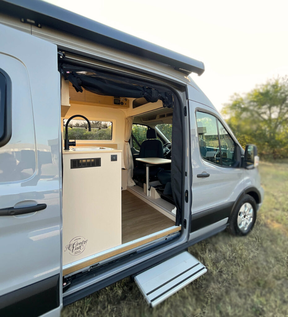 Fourgon aménagé sur-mesure Ford Transit 2T atelier à contre van pour sportif, activités outdoor plein air