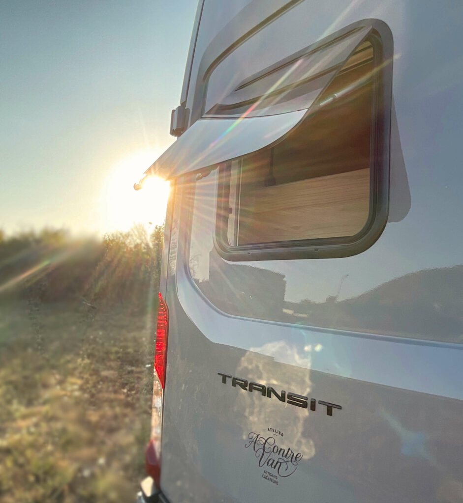 Fourgon aménagé sur-mesure Ford Transit 2T atelier à contre van pour sportif, activités outdoor plein air