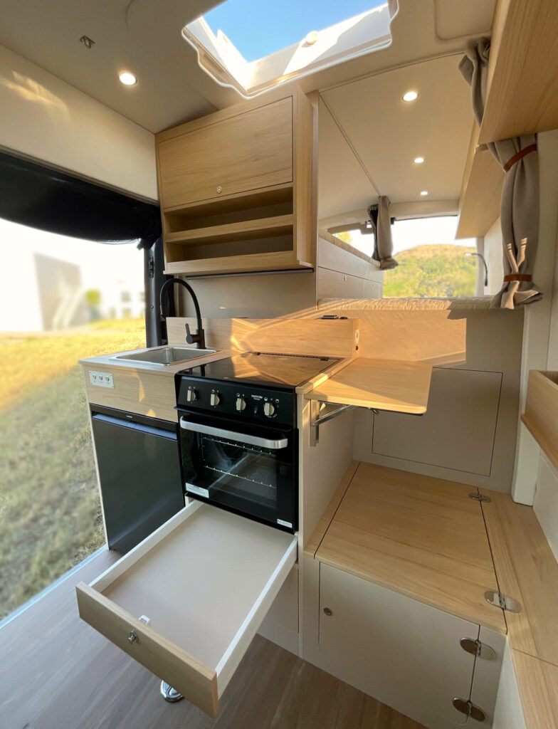 Fourgon aménagé sur-mesure Ford Transit 2T atelier à contre van pour sportif, activités outdoor plein air grande soute vélo four thetford triplex réfrigérateur NRX 115