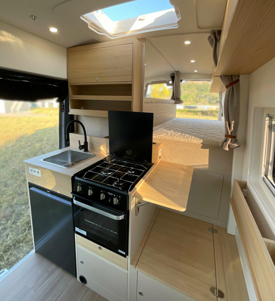 Fourgon aménagé sur-mesure Ford Transit 2T atelier à contre van pour sportif, activités outdoor plein air grande soute vélo four thetford triplex
