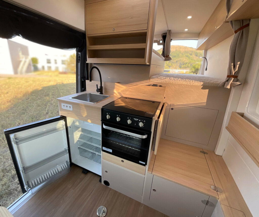 Fourgon aménagé sur-mesure Ford Transit 2T atelier à contre van pour sportif, activités outdoor plein air grande soute vélo four thetford triplex réfrigérateur NRX 115