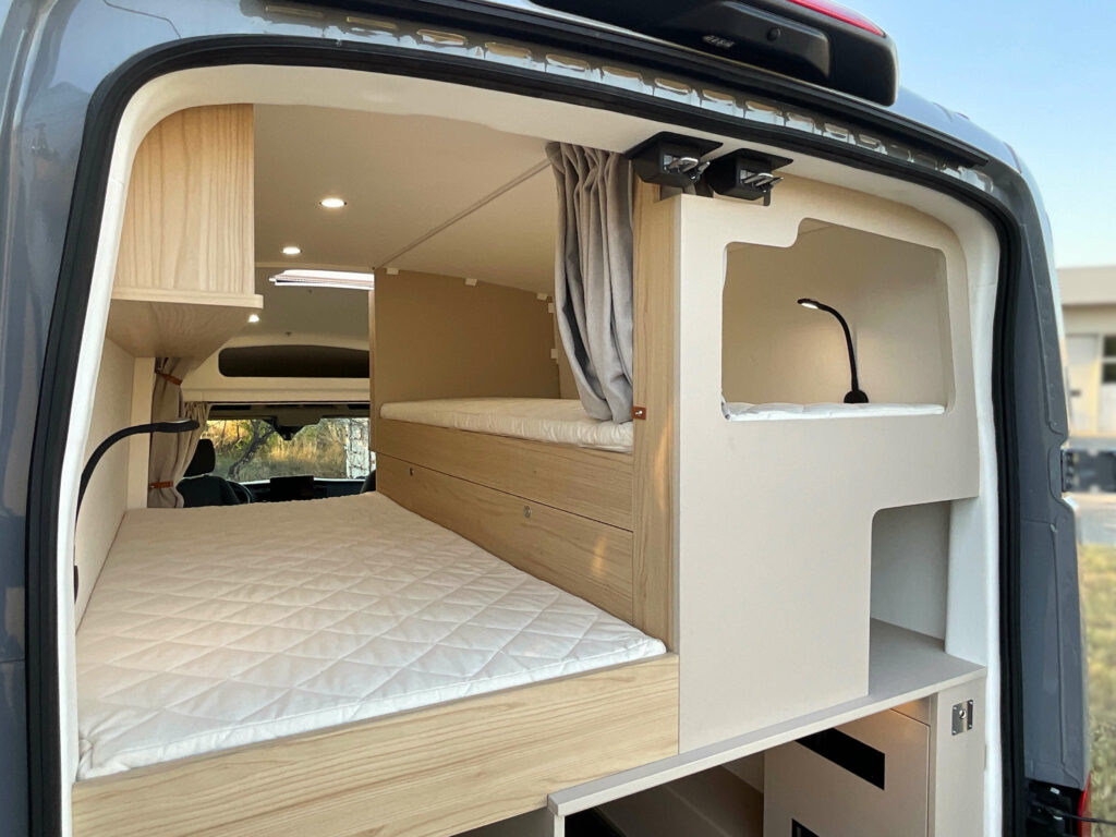 Fourgon aménagé sur-mesure Ford Transit 2T atelier à contre van lits jumeaux lits en long