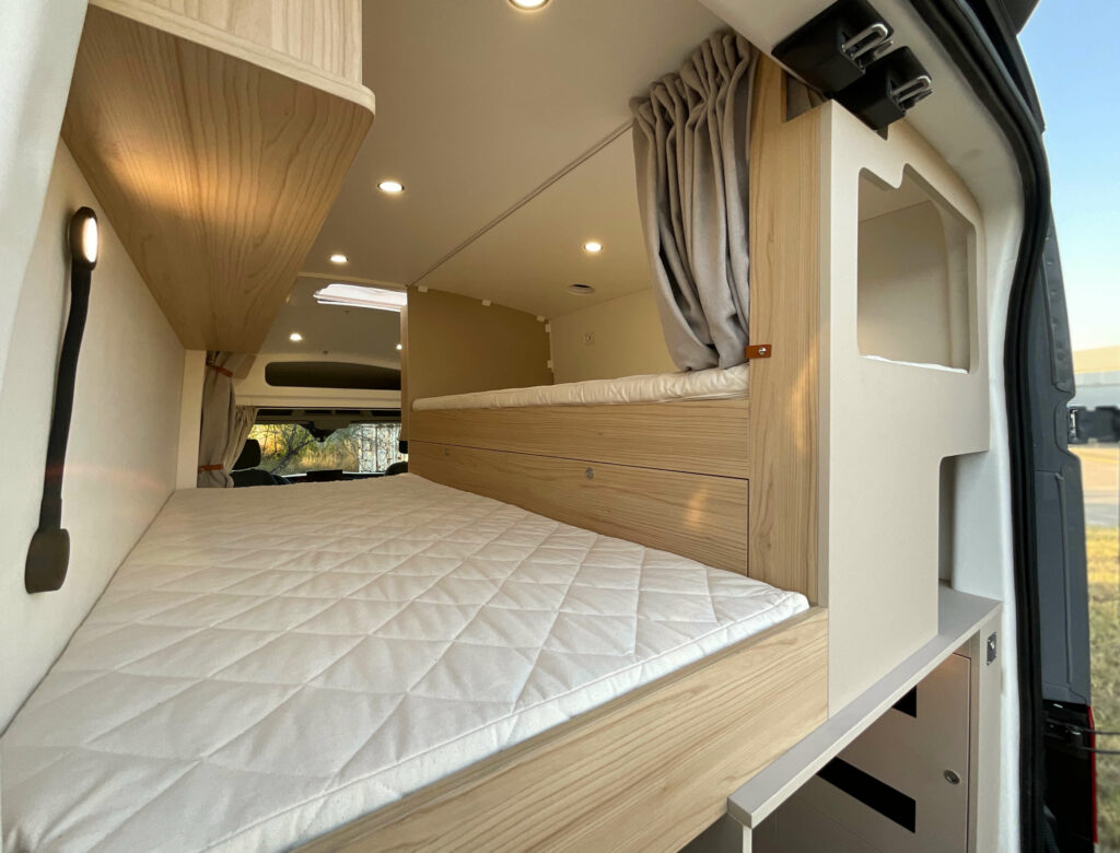 Fourgon aménagé sur-mesure Ford Transit 2T atelier à contre van lits jumeaux lits en long