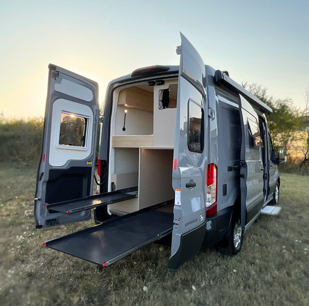 Fourgon aménagé sur-mesure Ford Transit 2T atelier à contre van pour sportif, grande soute arrière vélo plateforme coulissante
