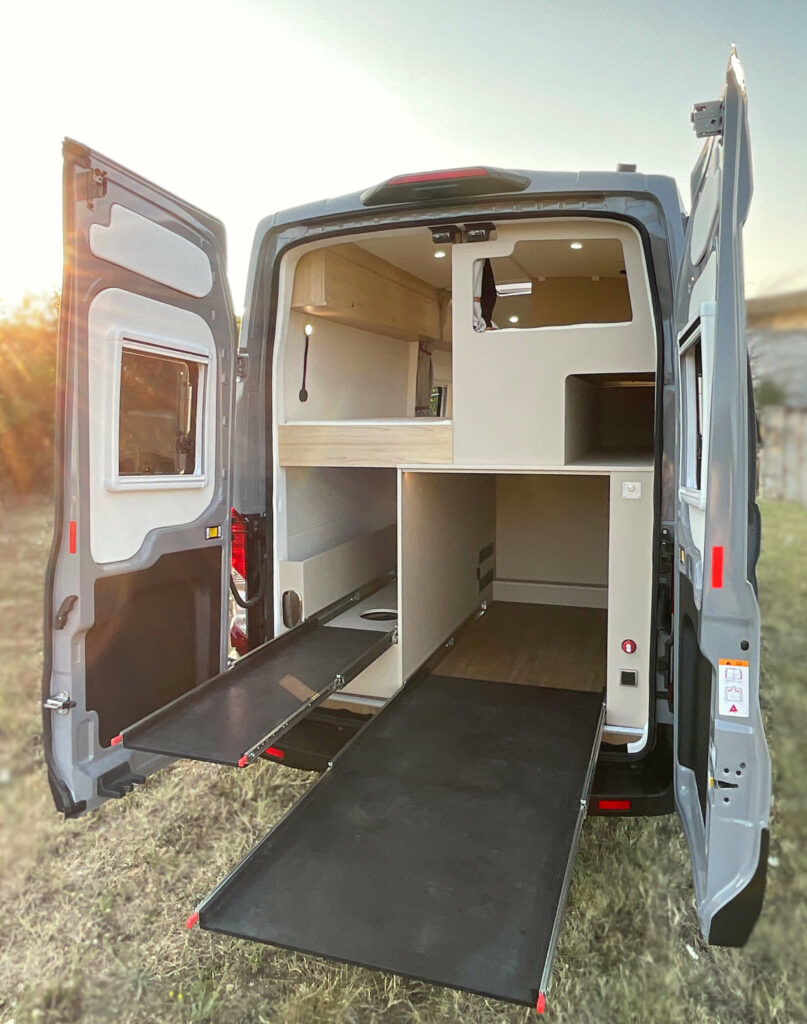 Fourgon aménagé sur-mesure Ford Transit 2T atelier à contre van pour sportif, grande soute arrière vélo plateforme coulissante