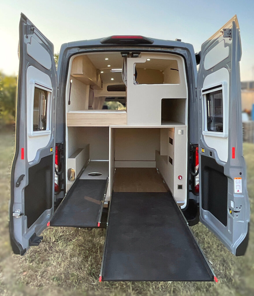 Fourgon aménagé sur-mesure Ford Transit 2T atelier à contre van pour sportif, grande soute arrière vélo plateforme coulissante