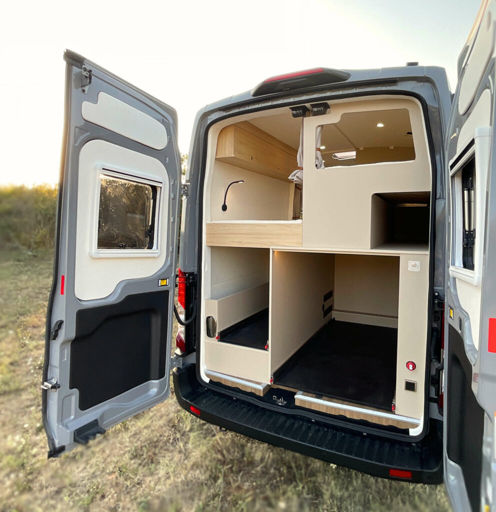 Fourgon aménagé sur-mesure Ford Transit 2T atelier à contre van pour sportif, grande soute arrière vélo plateforme coulissante