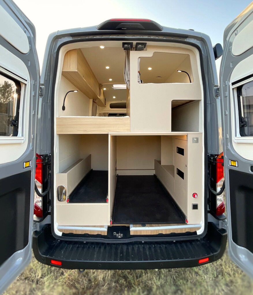 Fourgon aménagé sur-mesure Ford Transit 2T atelier à contre van pour sportif, activités outdoor plein air grande soute vélo