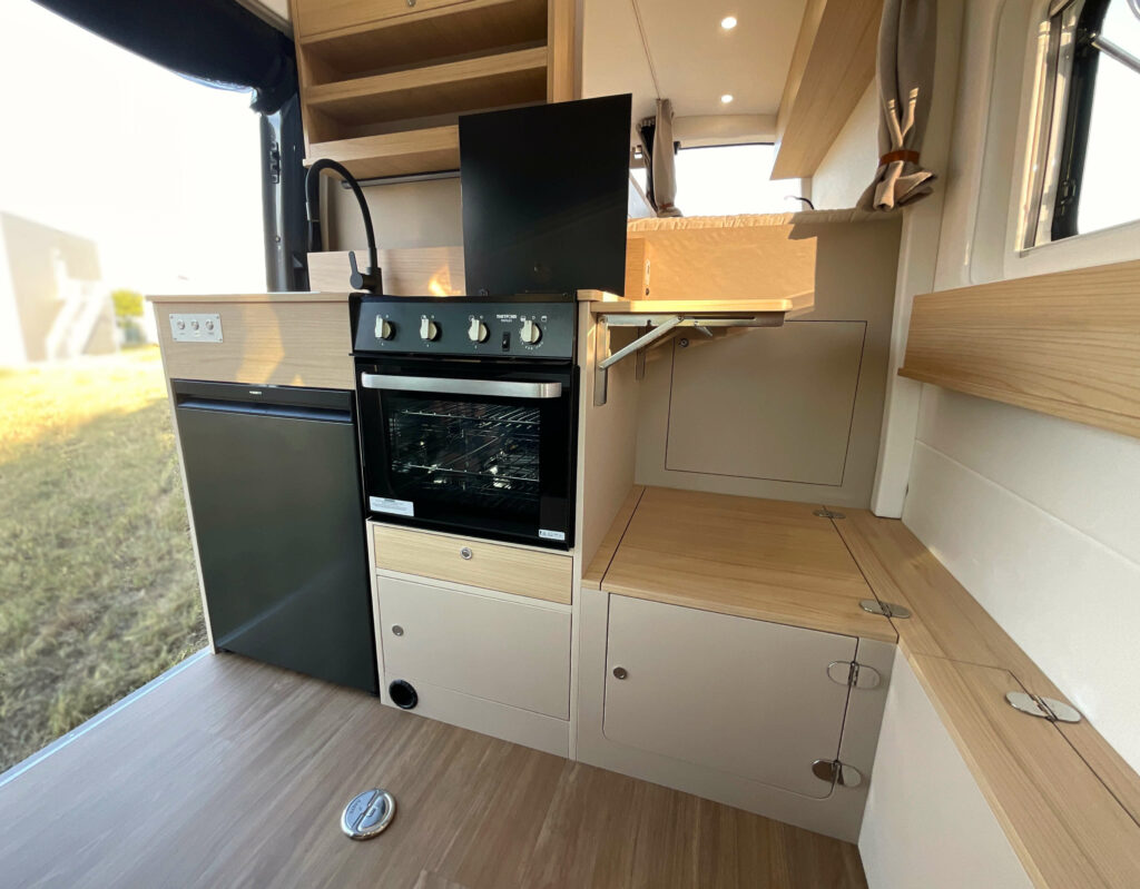 Fourgon aménagé sur-mesure Ford Transit 2T atelier à contre van pour sportif, wc sec toilettes sèches trelino