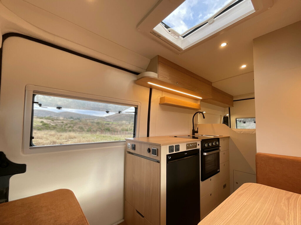 aménagement fourgon sur-mesure ardeche auvergne rhone alpes ducato l4h2 télétravail en van