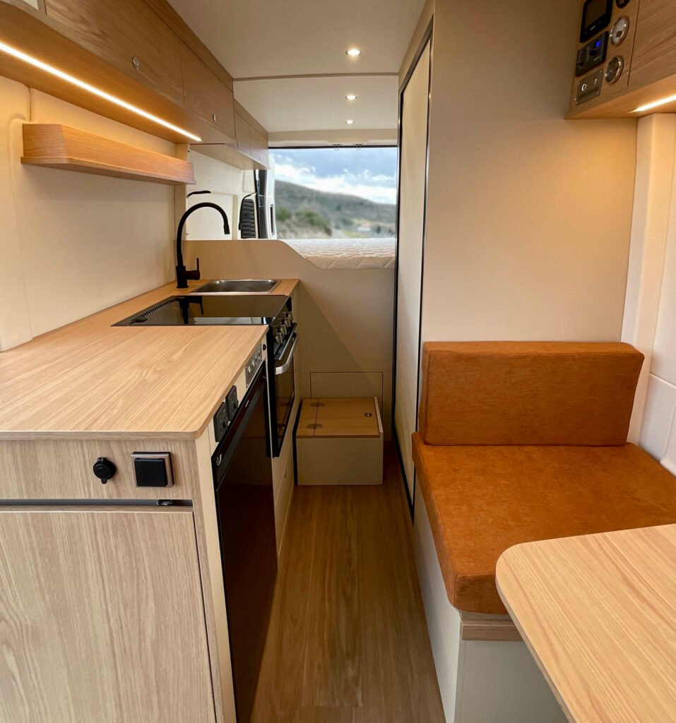 aménagement fourgon sur-mesure ardeche auvergne rhone alpes ducato boxer jumper l4h2 grand lit arrière