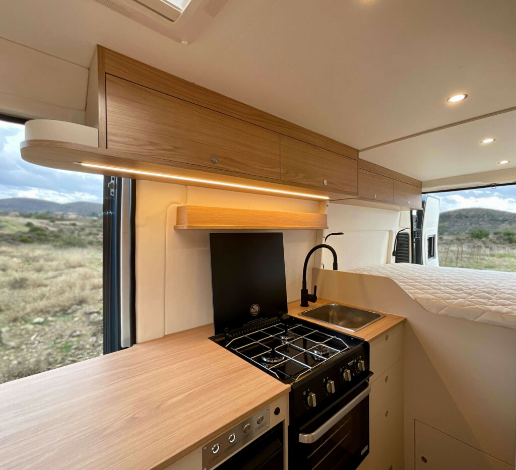 aménagement fourgon sur-mesure ardeche auvergne rhone alpes ducato l4h2 télétravail en van cuisine four triplex