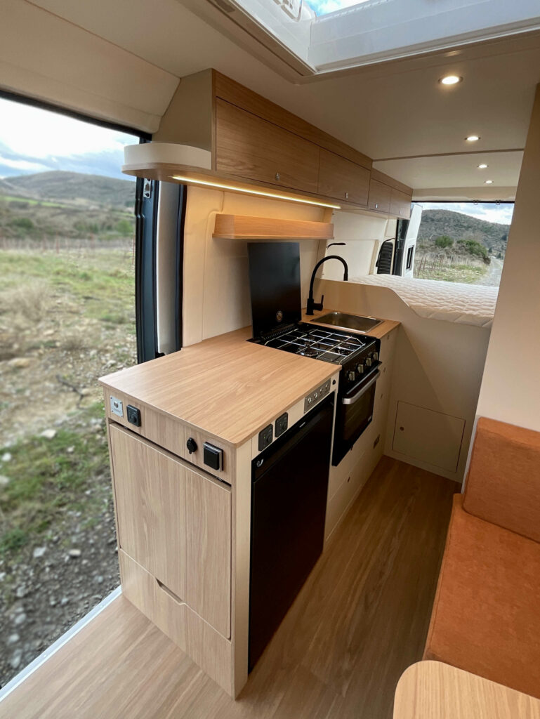 aménagement fourgon sur-mesure ardeche auvergne rhone alpes ducato l4h2 télétravail en van cuisine