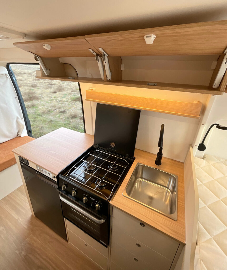 aménagement fourgon sur-mesure ardeche auvergne rhone alpes ducato l4h2 télétravail en van cuisine