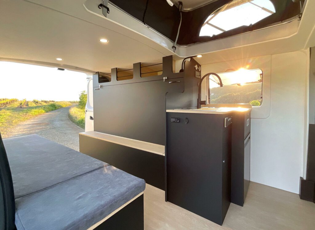 Van aménagé sur-mesure Renault Trafic long L2H1 vélo lit amovible