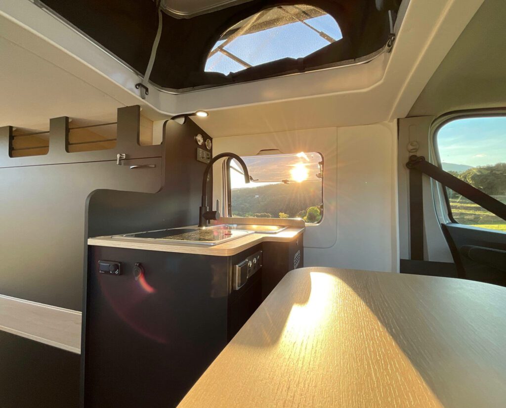 Van aménagé sur-mesure Renault Trafic 3 L2H1 cuisine